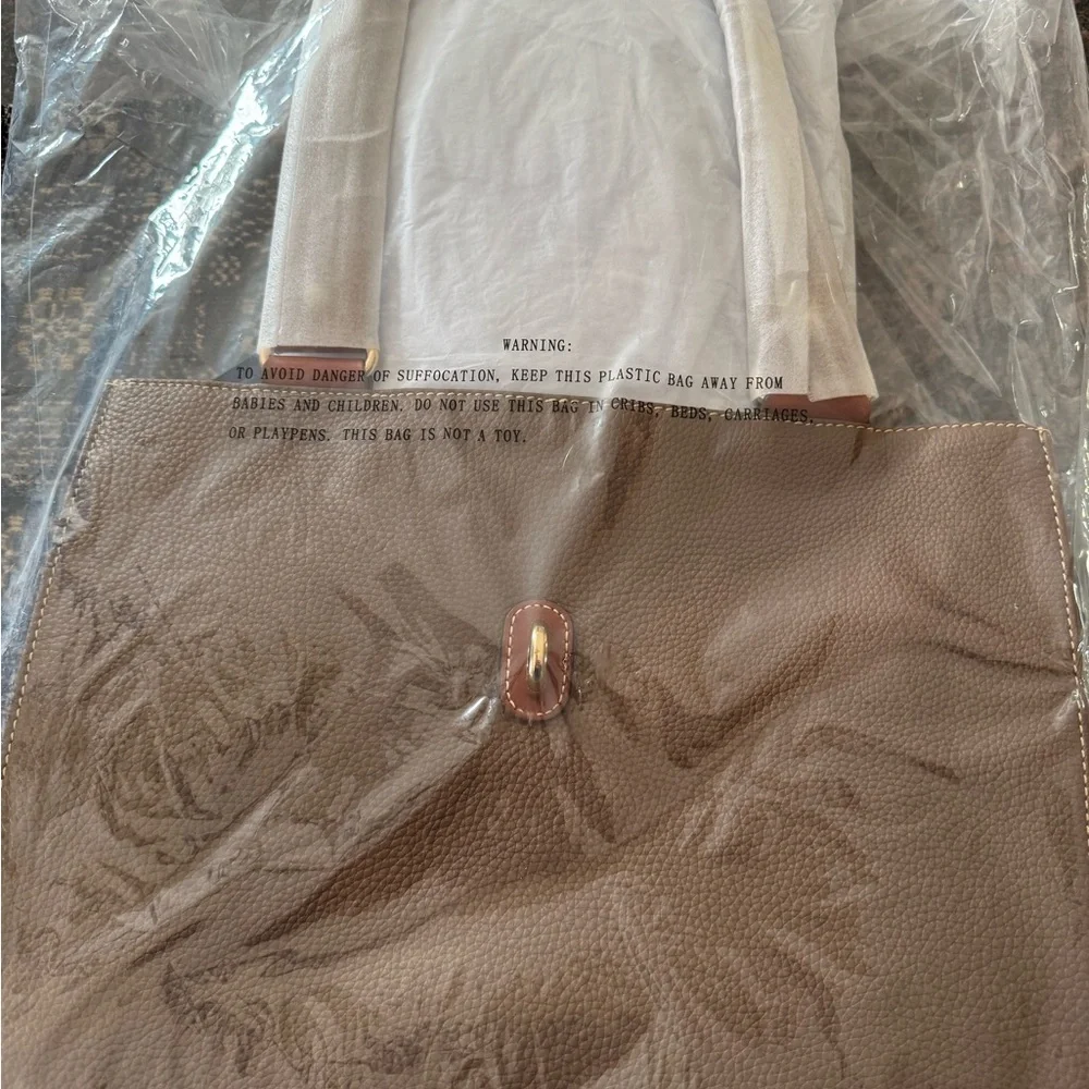 Dooney & Bourke Medium Logo Lock Tote **NEW** - Picture 3 of 4